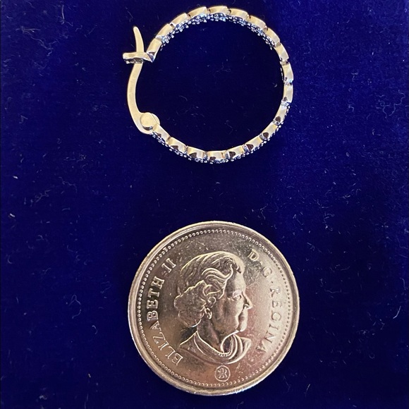 2️⃣2️⃣5️⃣NWOT Classic Diamond Hoop Earrings, 1 Inch - Picture 4 of 7